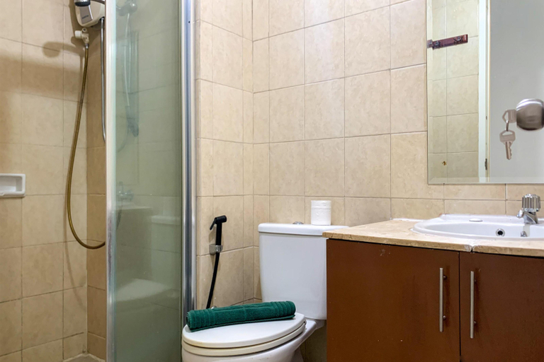 Bathroom 5, Comfortable and Homey 3BR at Marina Ancol Apartment By Travelio, Jakarta Utara
