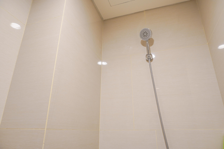 Bathroom 5, Nice and Elegant Studio at Vasaka Solterra Apartment By Travelio, South Jakarta
