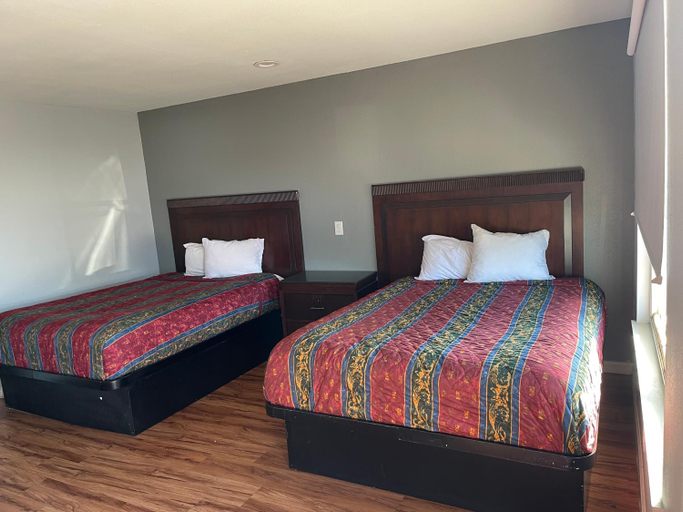 Bedroom 2, CoachLight Motel, Riverside