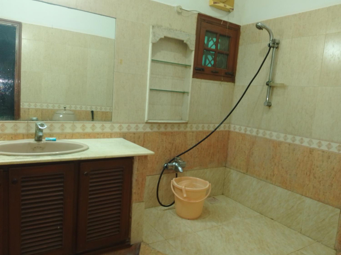Bathroom 3, Travel lodge clifton, Karachi