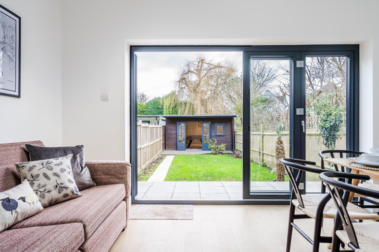 Others 4, Cozy 3 Bedroom Terrace Cottage in Epsom, Surrey