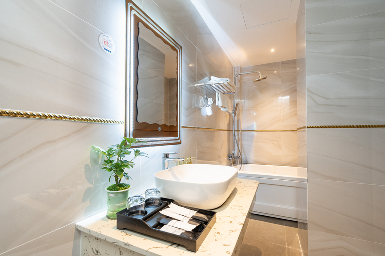 Bathroom 5, Nicecy Saigon Hotel, District 1