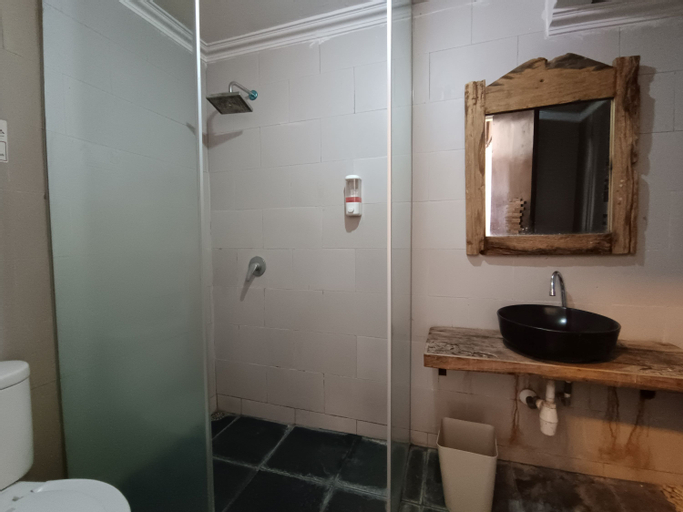 Bathroom 12
