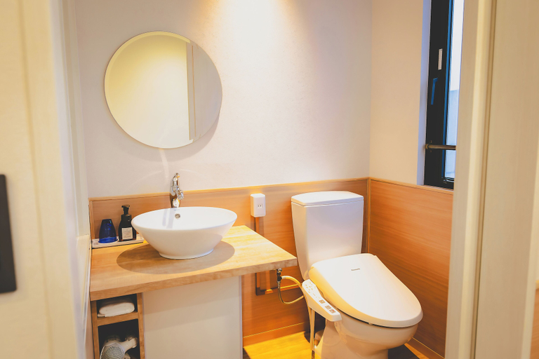 Bathroom 3, Van CortLandt Hotel, Aira