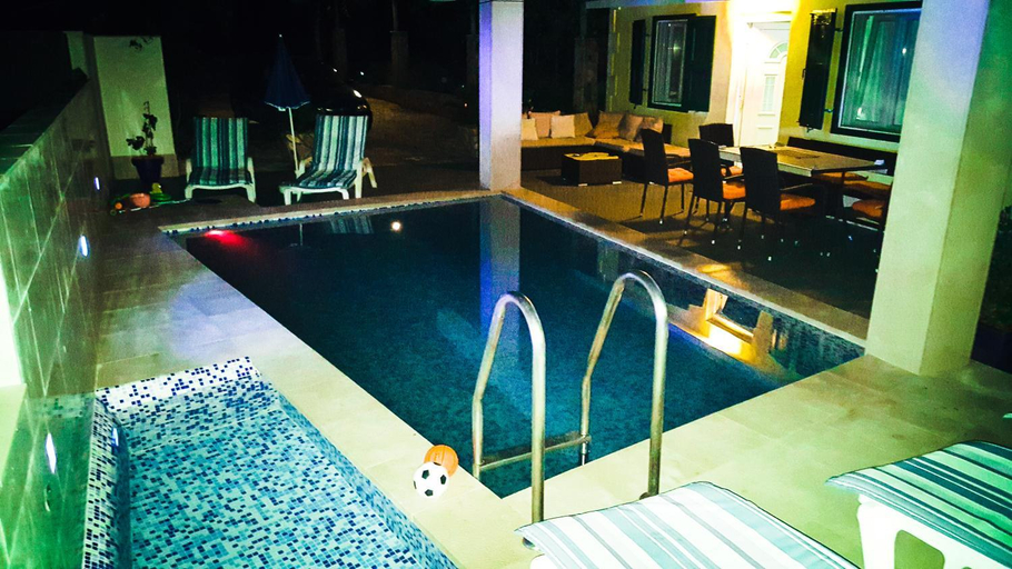Sport & Beauty, Secluded house with seawater pool, Milna