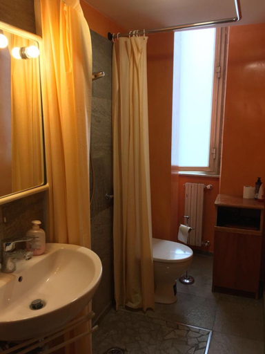 Bathroom 3, Interno 7, Roma