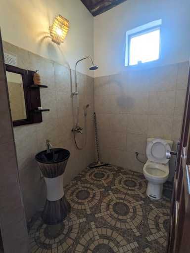 Bathroom, Cwmbale Eco-Safari Lodges, Restaurant and Zoo., Bungokho