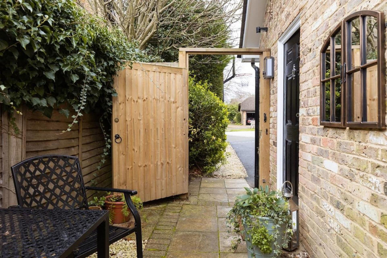 Others 5, Peaceful Studio Flat With Patio and Dogs Allowed, Surrey