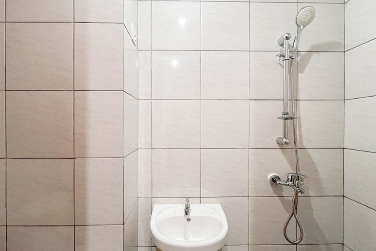 Bathroom, Comfy Studio (No Kitchen) Apartment Bandaraya - Tallasa City Makassar, Makassar