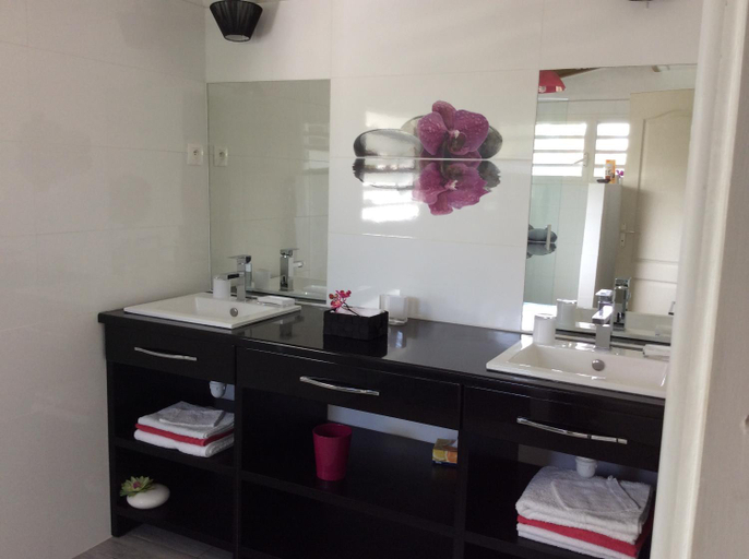 Bathroom 5, Villa Acajou, Saint-François