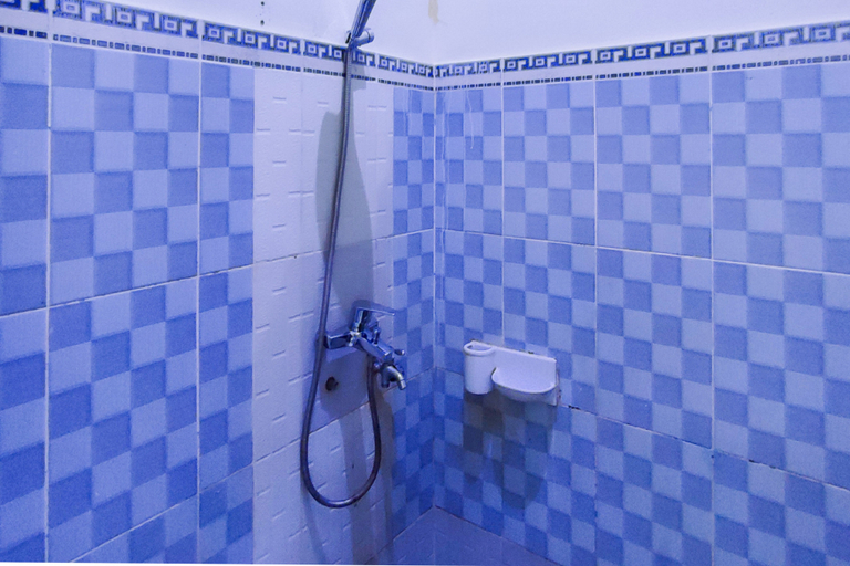 Bathroom, RedDoorz Syariah @ Khalifi Guest House Padang, Padang