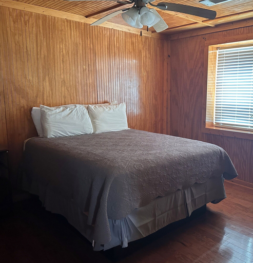 Bedroom 2, Red Leaf Cottages, Chicot