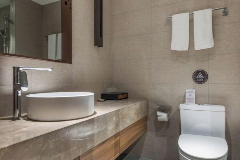 Bathroom 4, Homeinn Plus Hotel (Chongqing Jiefangbei Pedestrian Street), Chongqing