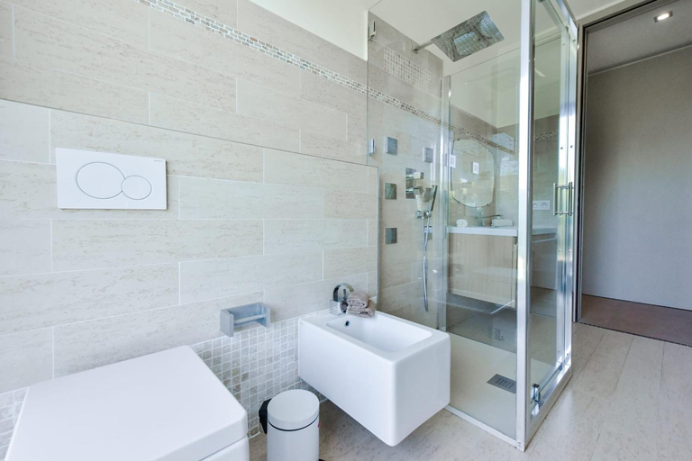 Others 5, Architect-Designed Villa with Heated Pool for 10 Guests!, Alpes-Maritimes