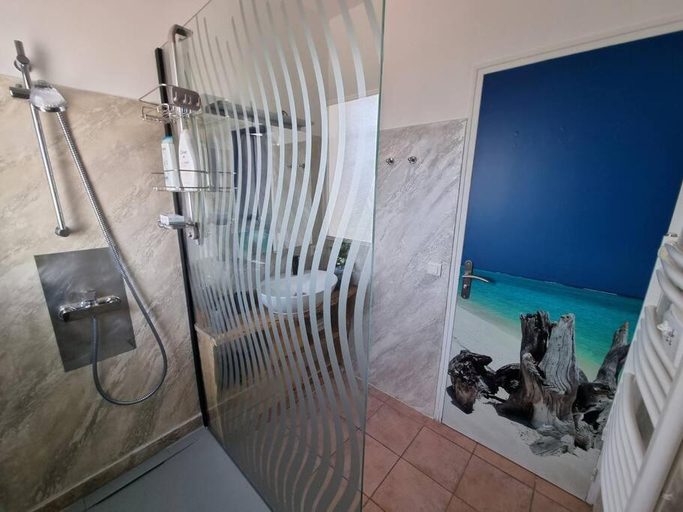 Bathroom 4, Une Oasis au Pays de Cezanne, Bouches-du-Rhône