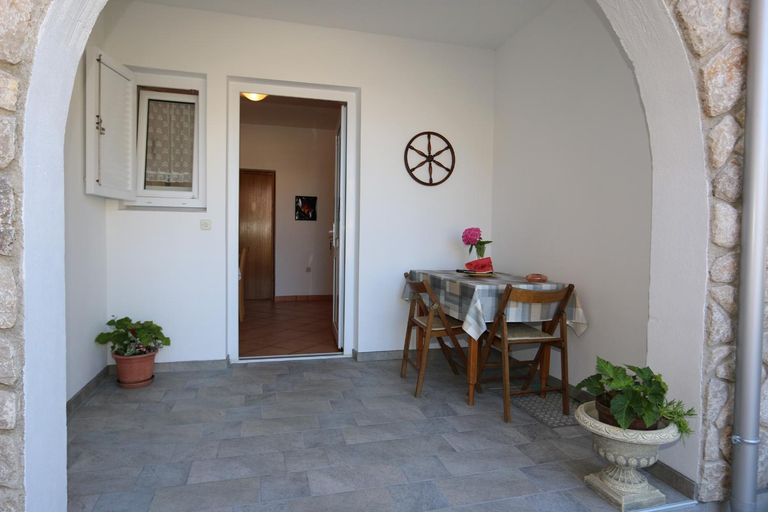 Balcony/terrace 2, Apartments Mihalic, Dobrinj