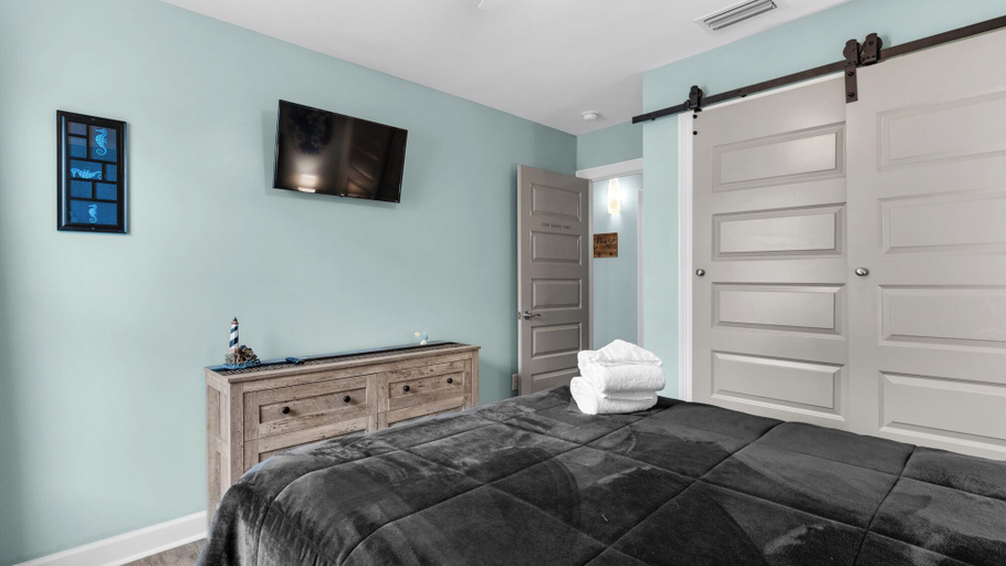 Bedroom 4, Comfort & Fun for 9 Guests, Bay