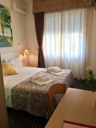 Bedroom 3, Hotel Scandinavia, Massa Carrara