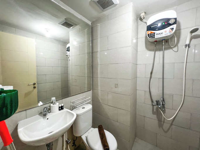 Bathroom 3, Best Choice And Comfortable Living 2Br At Anderson Supermall Mansion Apartment, Surabaya