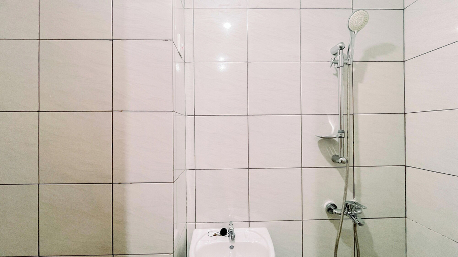 Bathroom, Homey Studio (No Kitchen) Apartment Bandaraya - Tallasa City Makassar, Makassar