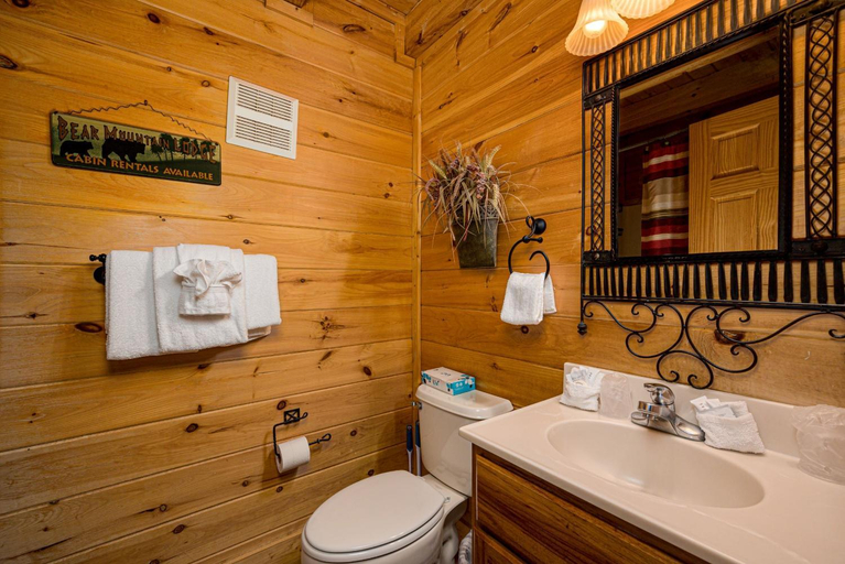 Bathroom, Luxurious Family Mountain Cabin, Sevier