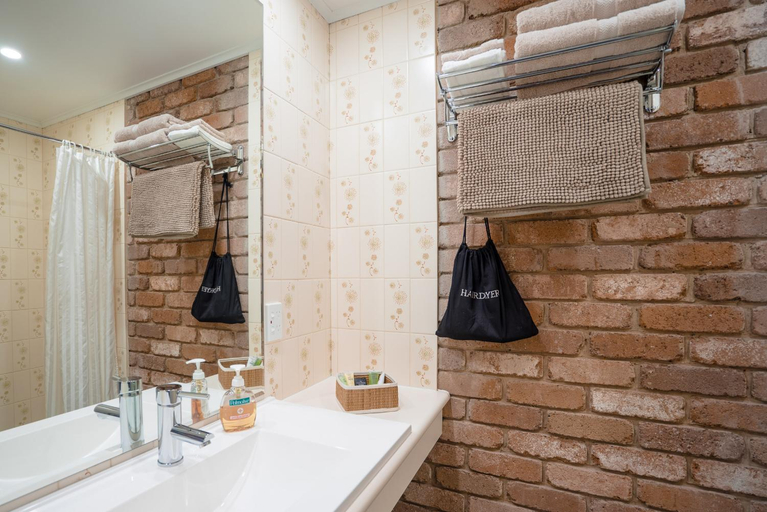 Bathroom 3, Farnham Court Motel and Restaurant, Latrobe - Morwell