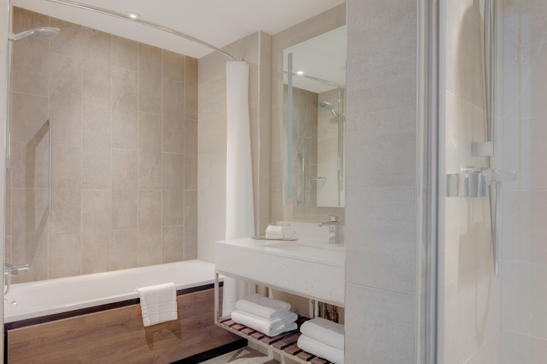 Bathroom 4, Hilton Edinburgh Carlton, Edinburgh