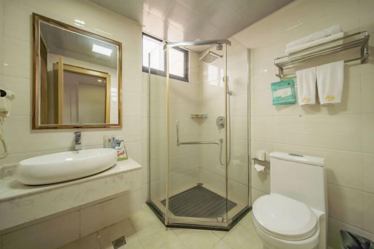 Bathroom 2, The Wall Street Holiday Hotel, Yichun
