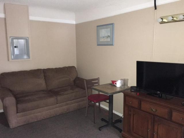 Others 4, Bluebird Motel, Alberni-Clayoquot