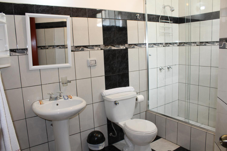 Bathroom 3, Hotel El Farolito, Lima