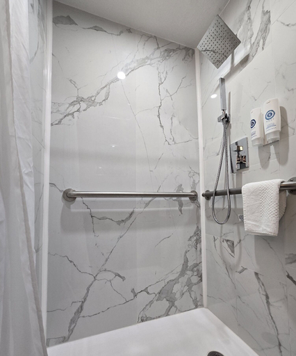 Bathroom 4, Comfort Inn & Suites Mason City - Clear Lake, Cerro Gordo