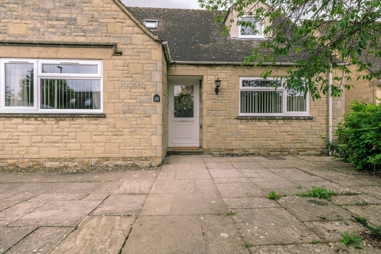 Exterior & Views 2, Bright&Spacious 3BD in Centre of Bourton, Gloucestershire