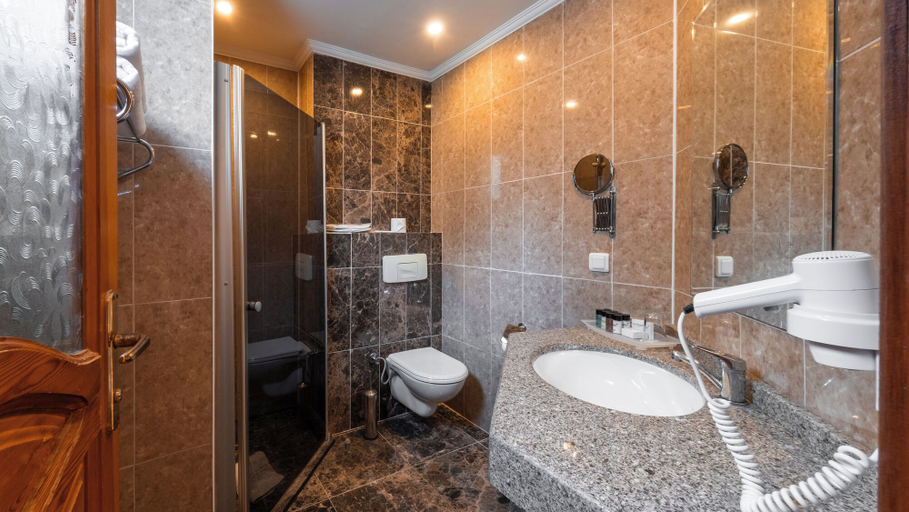 Bathroom 5, Club Paradiso Hotel, Alanya
