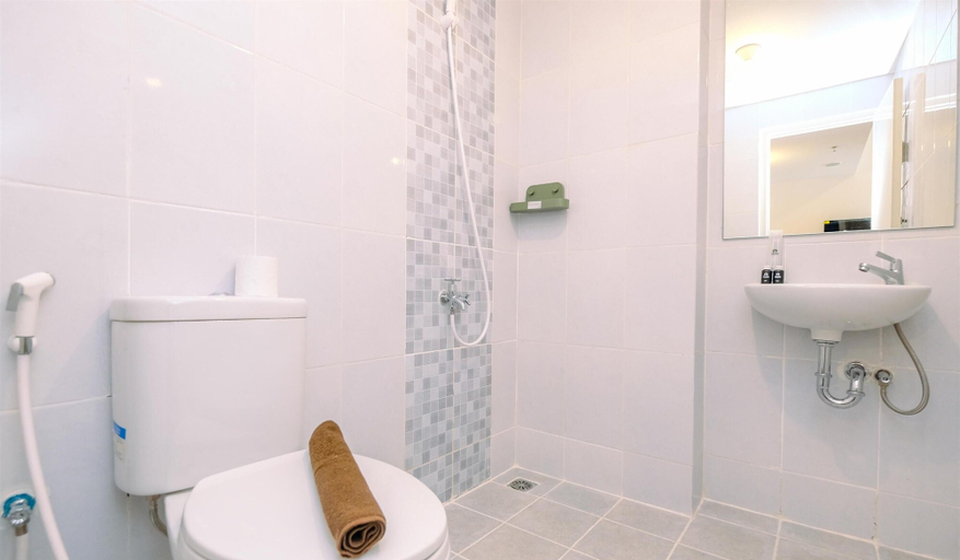 Bathroom 3, Comfort And Nice 2Br At Tokyo Riverside Pik 2 Apartment, Tangerang