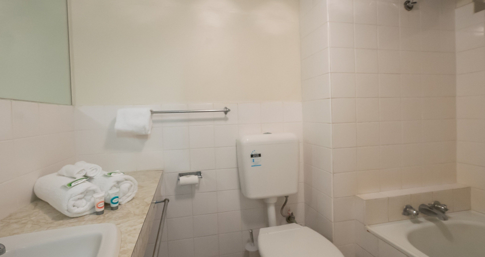 Bathroom 3, Cairns Holiday Lodge, Cairns