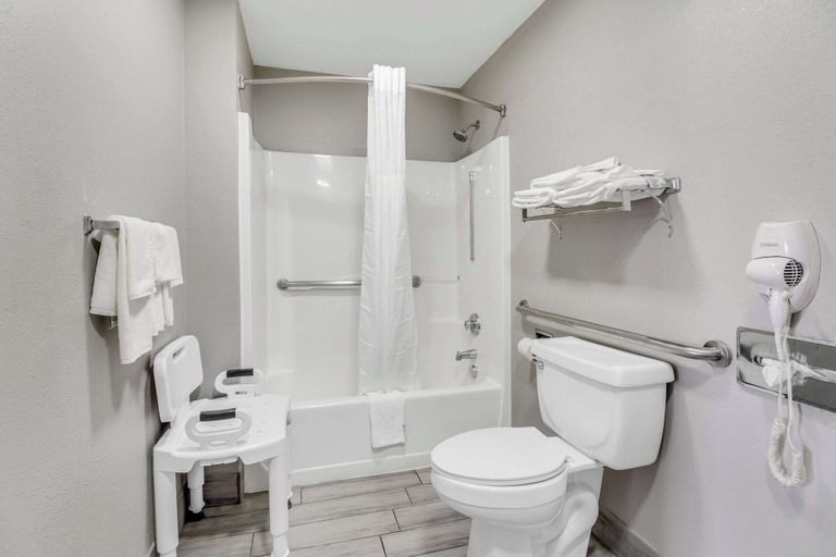 Bathroom 4, Quality Inn White House, Robertson