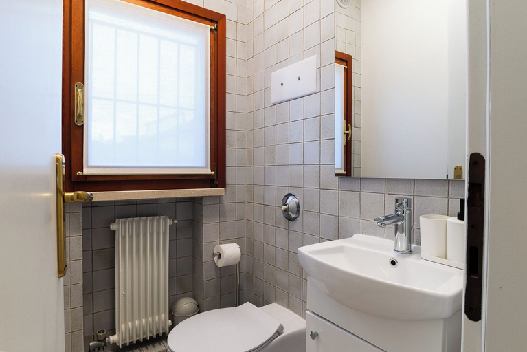 Bathroom 4, Giustiniani Apartments, Treviso