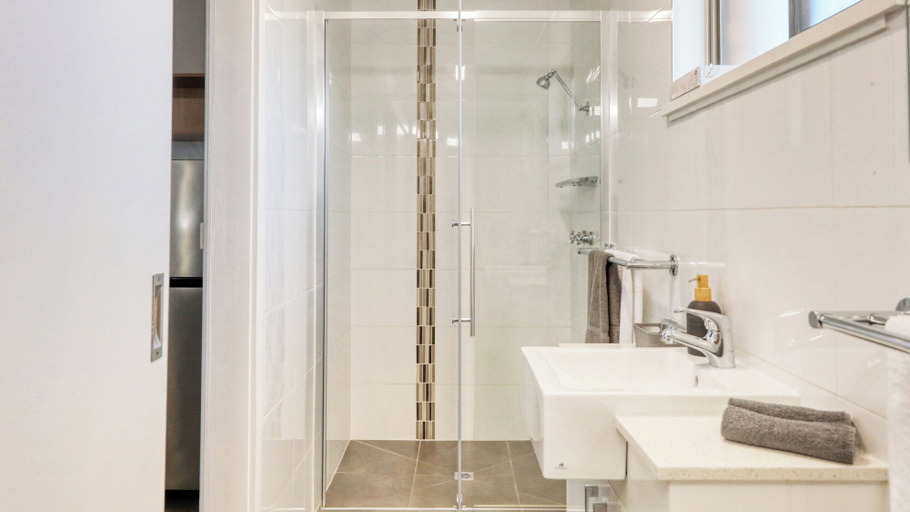 Bathroom 4, Deniliquin Motel, Deniliquin