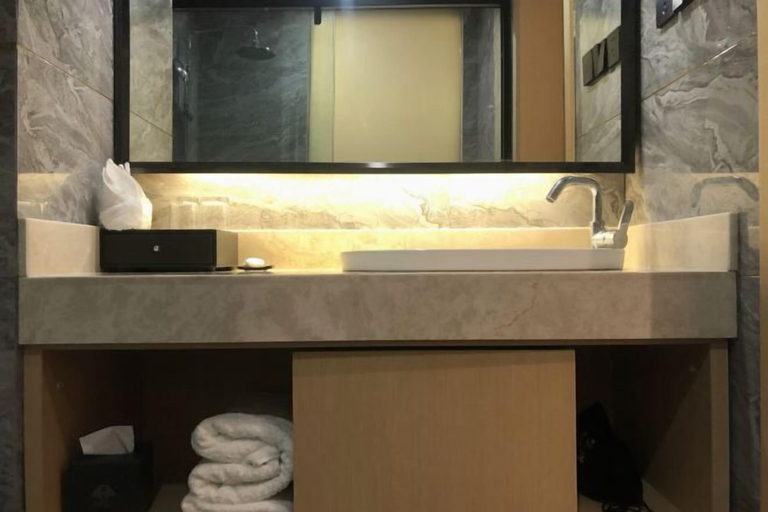 Bathroom 3, Jinyuan Hotel, Nyingtri