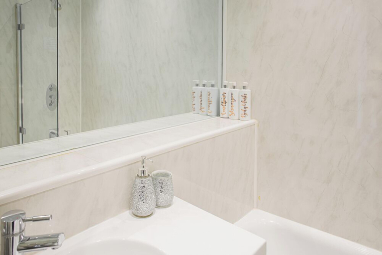Bathroom, Stylish Grade II Apartment - The London, Gloucestershire