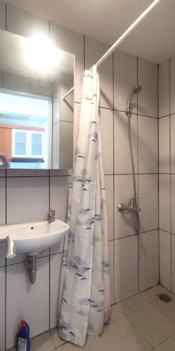 Bathroom 5, Apartemen Grand Kamala Lagoon Studio by JVT PRO, Bekasi