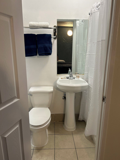 Bathroom 4, Budget Inn Hollywood, Los Angeles
