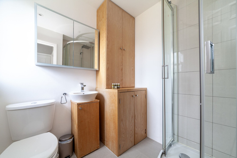 Bathroom, Spacious Battersea Gem With Balcony Bliss, London