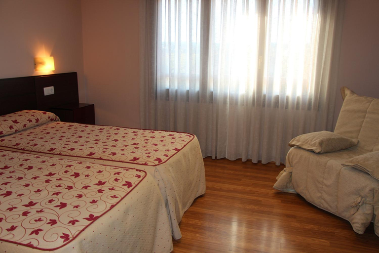 Bedroom 2, Aparthotel Tres Caminos, Huesca