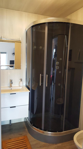 Shower 3, Le Moulin Traffay, Ain