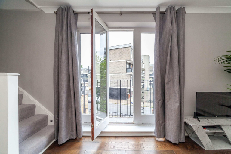 Others 5, Spacious Battersea Gem With Balcony Bliss, London