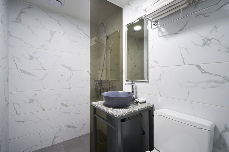 Bathroom 4, Greaten Hotel, Jungnang