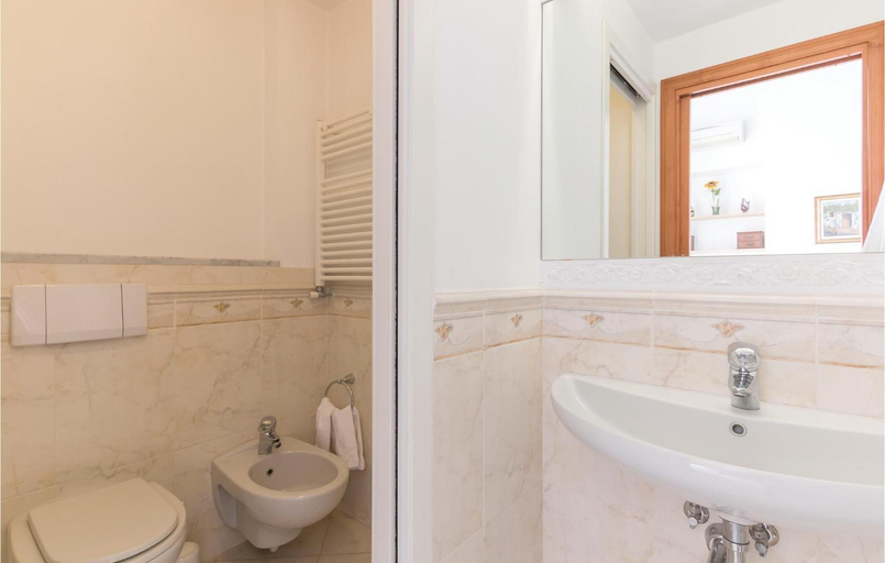 Bathroom 3, Casa Bellavista, Genova