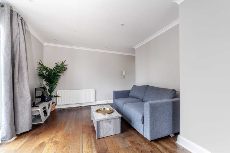 Others 4, Spacious Battersea Gem With Balcony Bliss, London