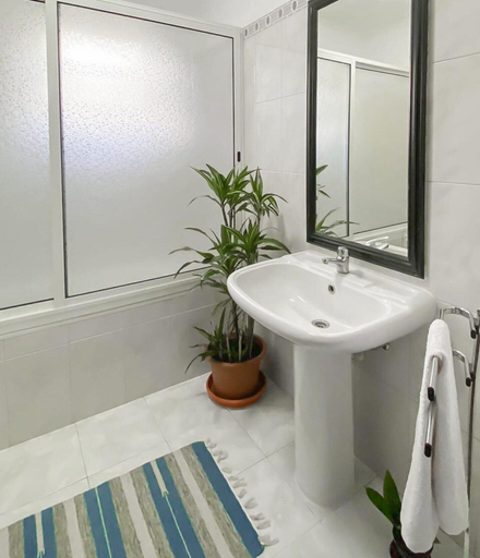 Bathroom 4, Gardens Guest House-hostel, São Vicente